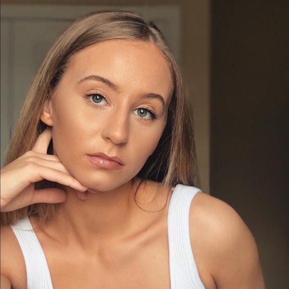Profile Picture of Julia Mceathron (@juliaevangelina) on Poshmark