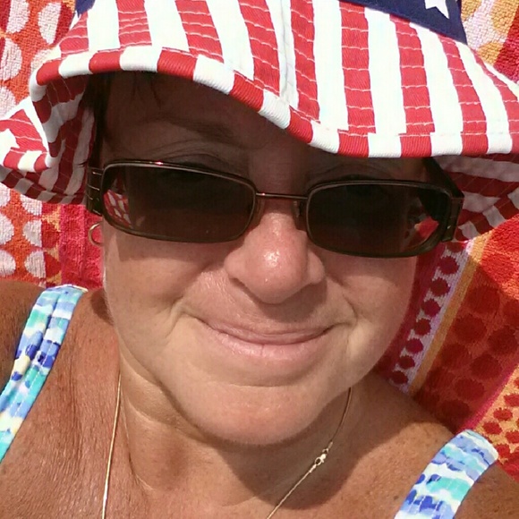 Profile Picture of Susan Addison (@boobearsue) on Poshmark