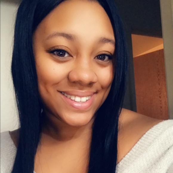 Profile Picture of Dee dee Long (@dandralong) on Poshmark