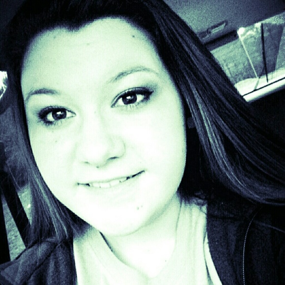 Profile Picture of Taylor Mock (@taylor_faithh) on Poshmark