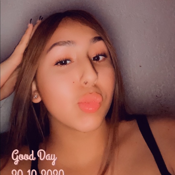 Profile Picture of Alyssa Deluna (@deluna3345) on Poshmark