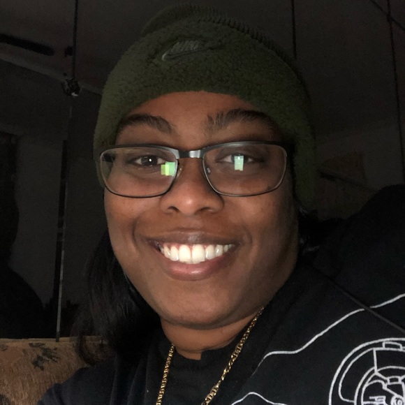 Profile Picture of Michelle Guiler (@michimendo44) on Poshmark