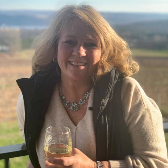 Laura Hinish - Poshmark Profile Picture of Laura Hinish (@lhinish) on Poshmark