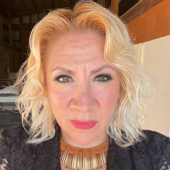 Profile Picture of Iris Harris (@ibangelic) on Poshmark
