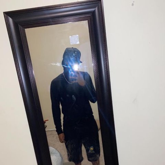 Profile Picture of Daniel Platero (@danielplatero) on Poshmark