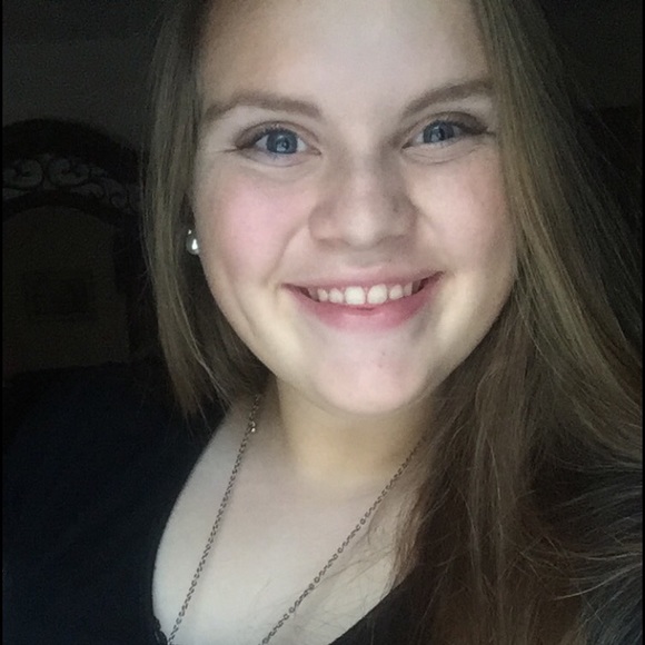 Profile Picture of Caitlyn Rolen (@caitlynrose2) on Poshmark