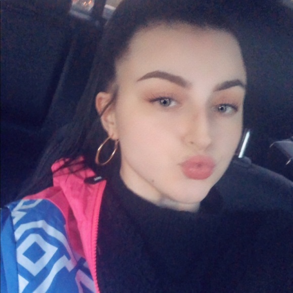Profile Picture of Taylor Ranaldi (@tayranaldi98) on Poshmark