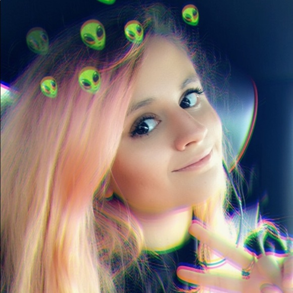 Profile Picture of Olivia Schuch (@liviwintergirl) on Poshmark