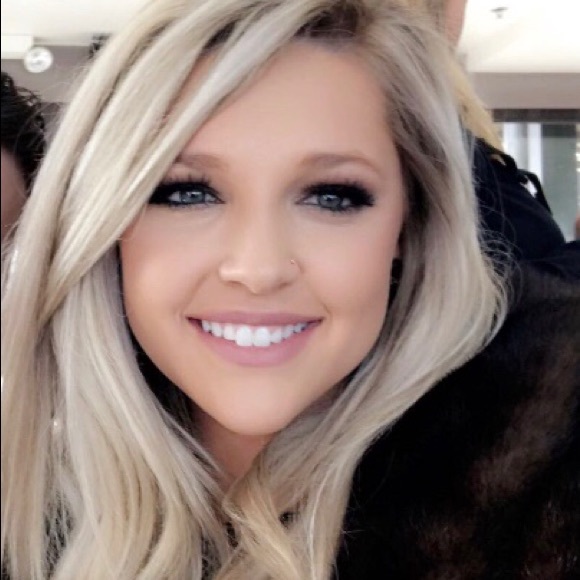 Profile Picture of Amanda Shackelford (@amandalanell) on Poshmark