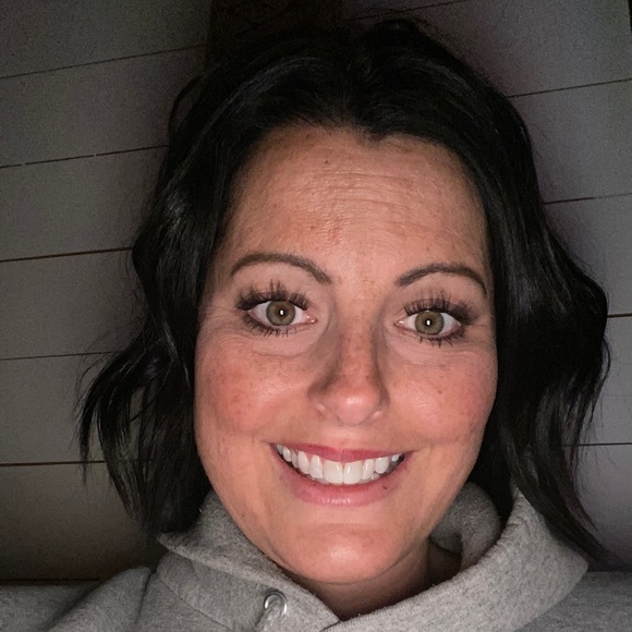 Profile Picture of Andrea Munier (@andreamunier) on Poshmark