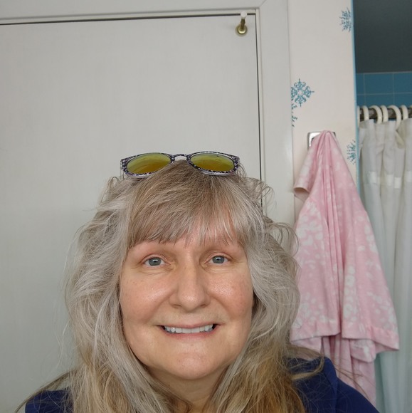 Profile Picture of Dorry Hanson (@dorryhanson) on Poshmark