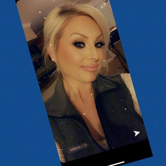 Profile Picture of Nichole Wehling (@knw0619) on Poshmark