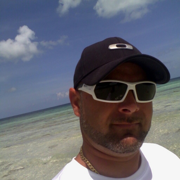 Profile Picture of Jeffrey Teal (@teallife) on Poshmark
