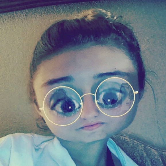 Profile Picture of Chloe Kerns (@toofineforyou16) on Poshmark