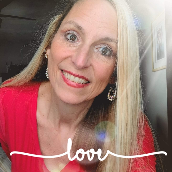 Profile Picture of Ivy Hahn stitak (@ivy_hahn2010) on Poshmark