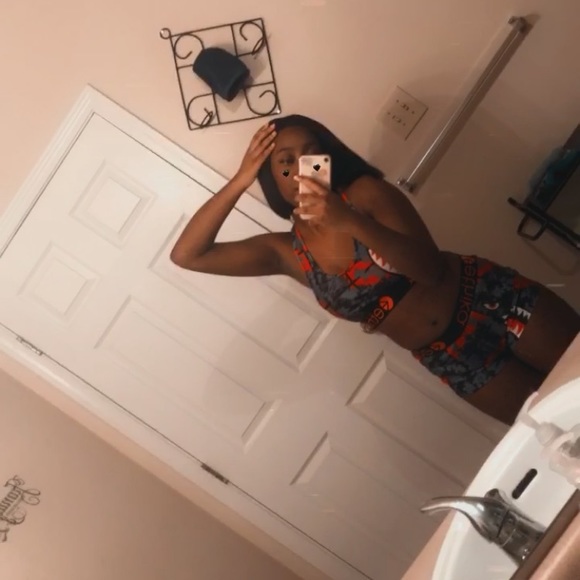 Profile Picture of Tykiara Hayes (@tykiarahayes) on Poshmark