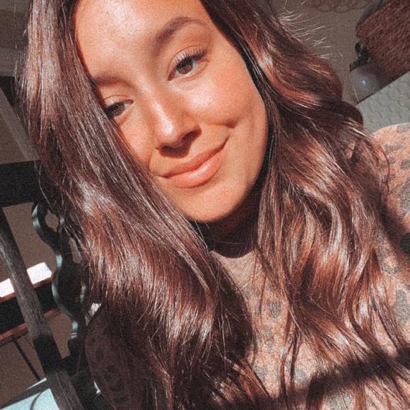 Profile Picture of Gabby Alberino (@gbb191ya) on Poshmark