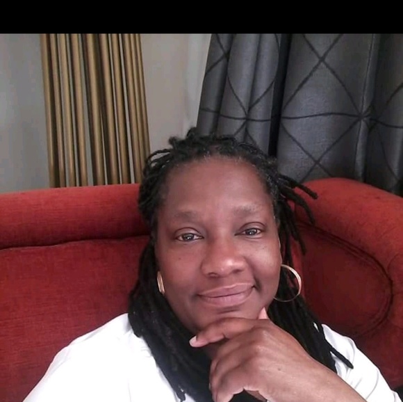 Profile Picture of Faye Alexander (@fayeadnicul) on Poshmark