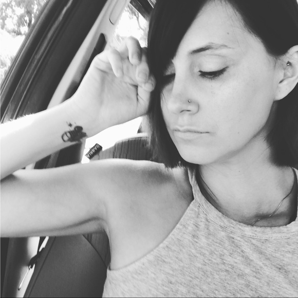 Profile Picture of Alecia Groves (@leeshnicole2) on Poshmark