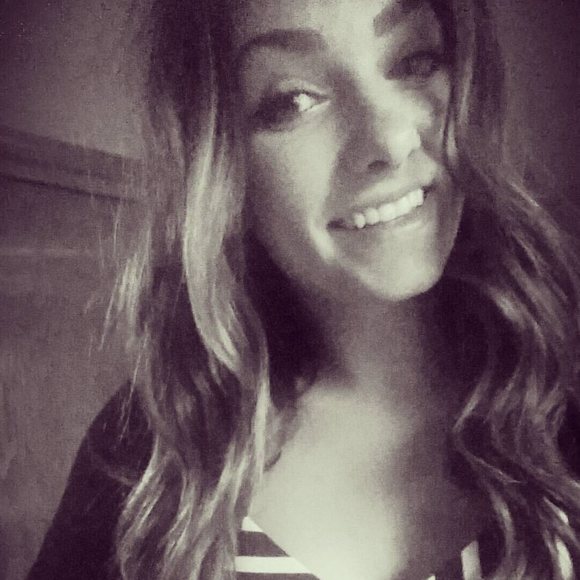 Profile Picture of Cassandra Brewer (@cassandrabrewer) on Poshmark