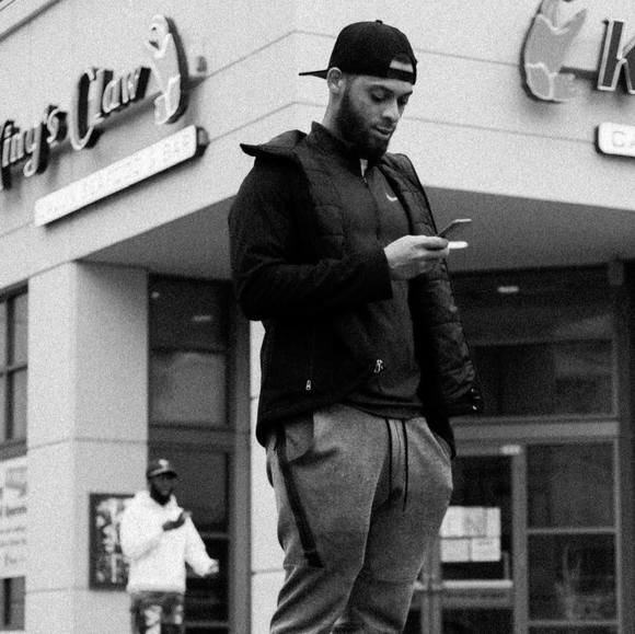 Delmar Gibbs - Poshmark Profile Picture of Delmar Gibbs (@therealdelz) on Poshmark