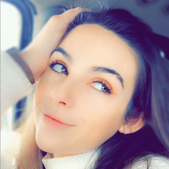 Profile Picture of Nataly Battis (@natalybattis) on Poshmark