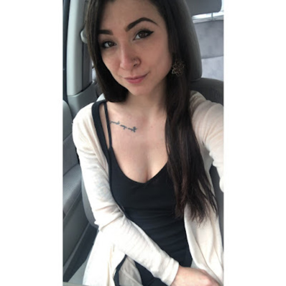 Profile Picture of Alycia Duriez (@alyciaduriez) on Poshmark