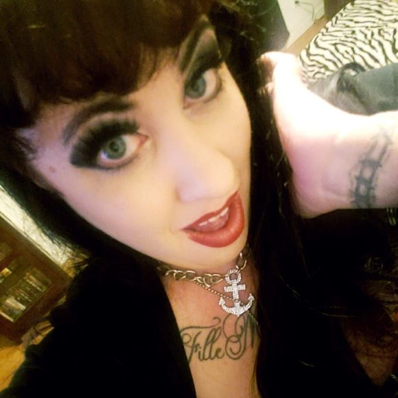 Profile Picture of Melissa Giraldin (@heathenesque) on Poshmark