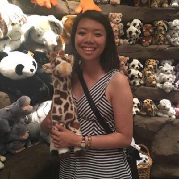 Profile Picture of Vivian Dinh (@popofcolor24) on Poshmark
