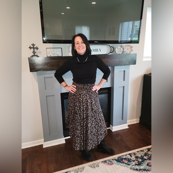 Profile Picture of Lisa Demeter (@lisademeter) on Poshmark