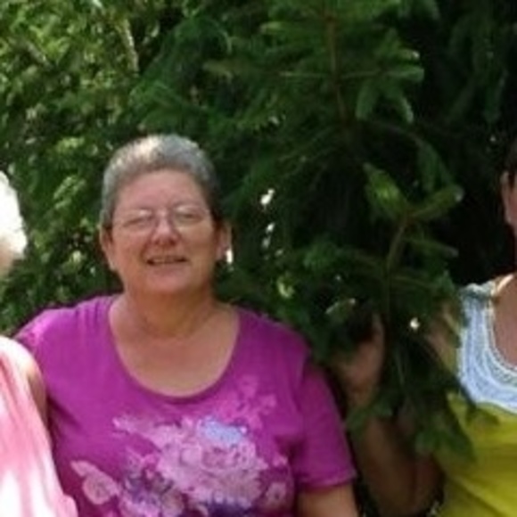 Profile Picture of Sandy Steele (@sandykay14) on Poshmark