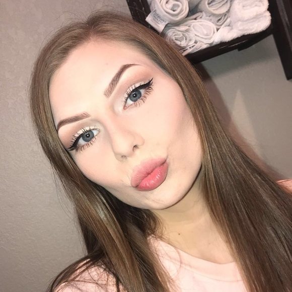 Profile Picture of Autumn Baumgartner (@abaumgartn24) on Poshmark