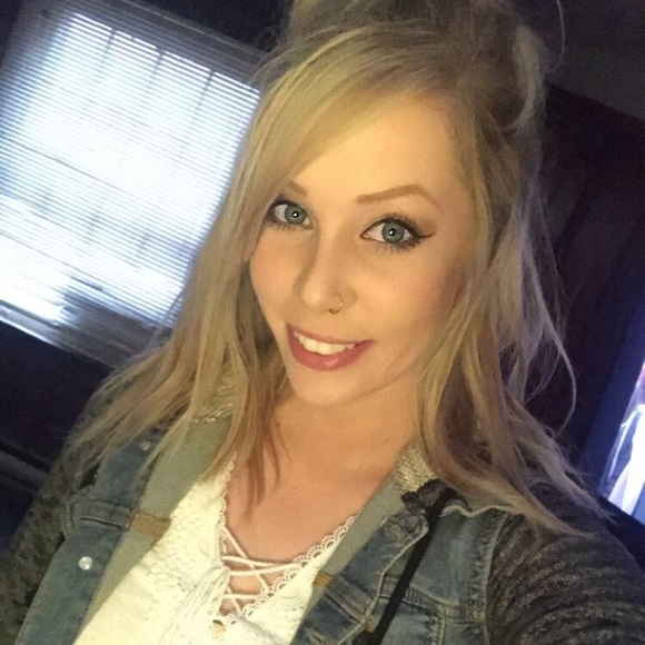 Profile Picture of Sarah Runser (@sarahrunser) on Poshmark