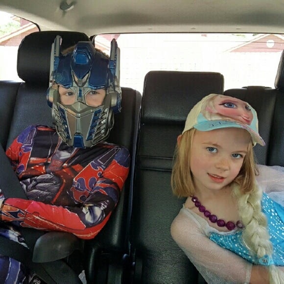 Profile Picture of Lynde Longbine (@longbine3729) on Poshmark