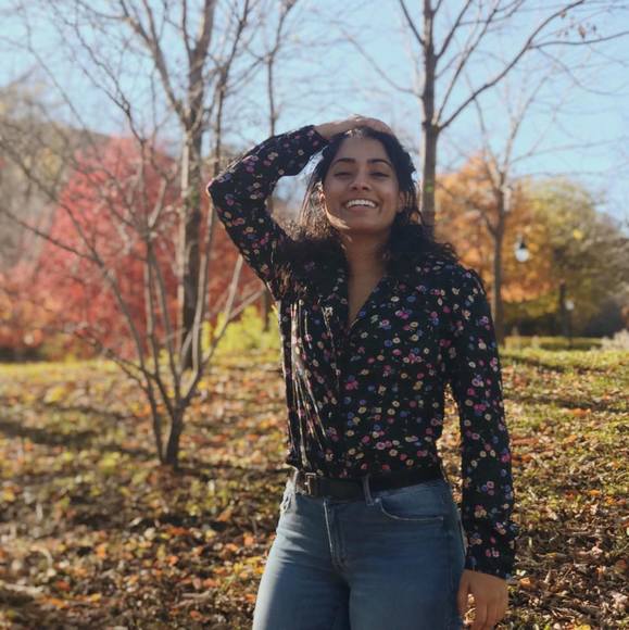 Profile Picture of Simone Soares (@simone_1225) on Poshmark