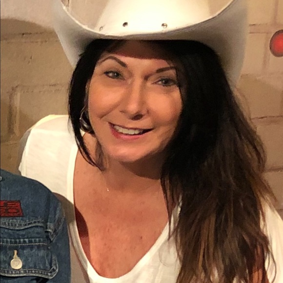 Profile Picture of Lisa Loveridge (@money123) on Poshmark