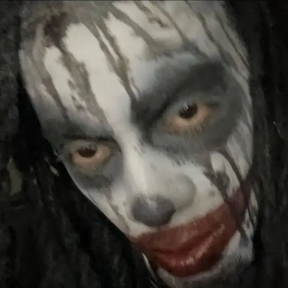 Profile Picture of Scar Pozzoni (@scarpozzoni) on Poshmark