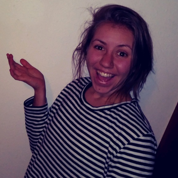 Profile Picture of Sara Evenhouse (@saraeven) on Poshmark