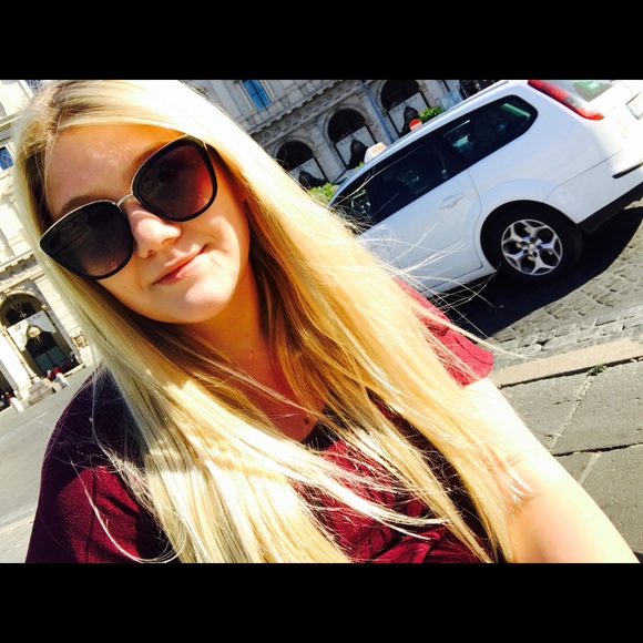 Profile Picture of Sarah Peryer (@sarahpercat) on Poshmark