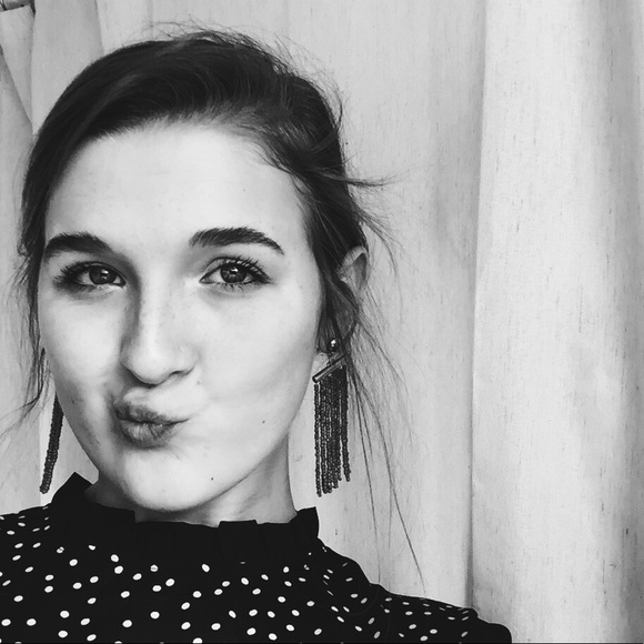 Profile Picture of Ivy Henderson (@ivy_hen) on Poshmark