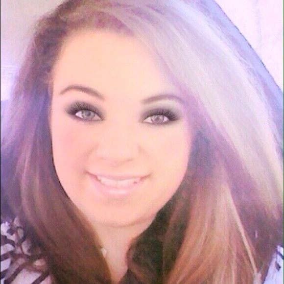 Profile Picture of Rachel Burnside (@rachelnicole212) on Poshmark