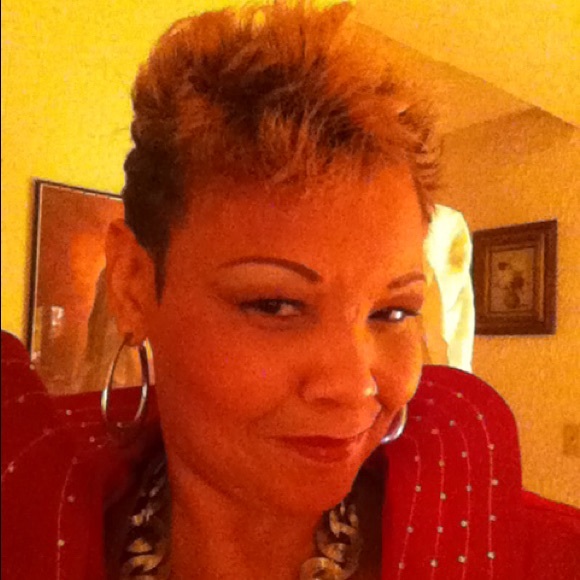 Profile Picture of Angela Reed (@angelavr56) on Poshmark