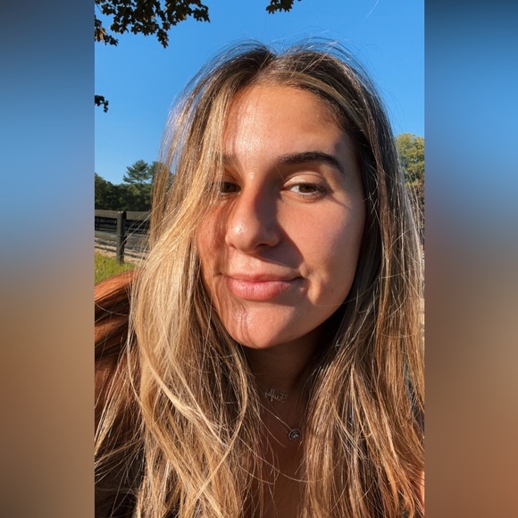 Profile Picture of Emily Masiakos (@emilykmas) on Poshmark