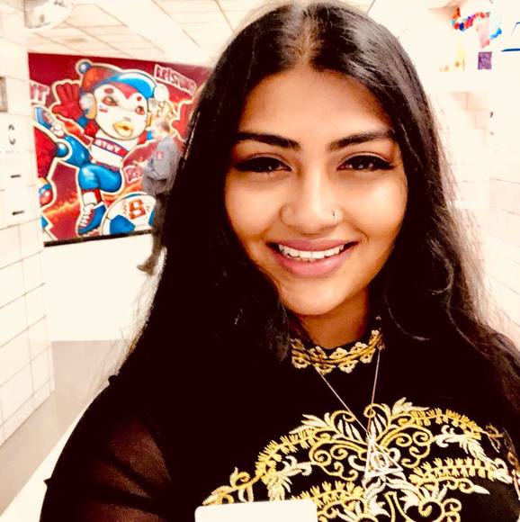 Profile Picture of Farah Ahmad (@imfarahfeather) on Poshmark