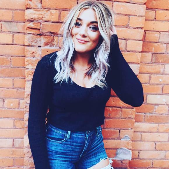 Profile Picture of Madison Swiatlowski (@mswiatlowski) on Poshmark