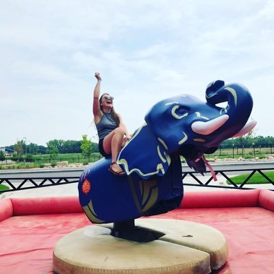 Profile Picture of Elizabeth Norris (@bettyandbeer) on Twitter