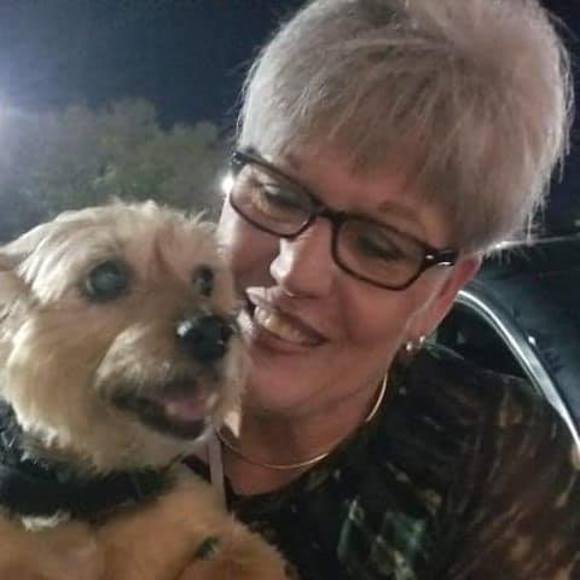 Profile Picture of Debra Robbins (@dsc5907) on Poshmark