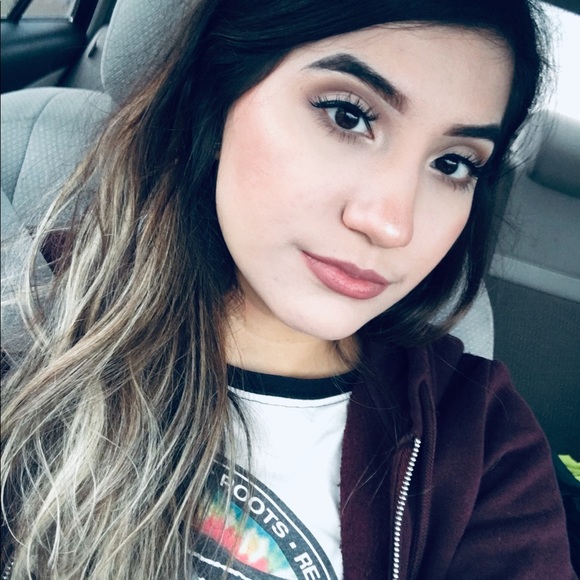 Profile Picture of Julia Nesmith (@julierenee96) on Poshmark