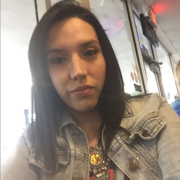 Profile Picture of Elizabeth Cuellar (@lhyzz) on Poshmark