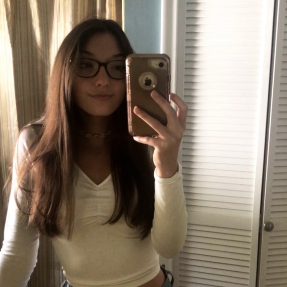 Profile Picture of Lennesey Carcioppolo (@lennesey) on Poshmark